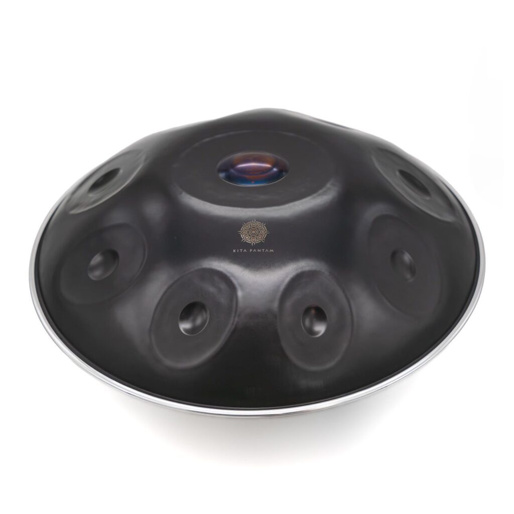 اگر قصد دارید یادگیری هنگ درام را آغاز کنید، احتمالاً این سؤال برایتان پیش آمده است که بهترین هنگ درام برای شروع کدام است؟ انتخاب یک ساز مناسب در ابتدای مسیر، تأثیر زیادی بر سرعت یادگیری، لذت نوازندگی و پیشرفت شما خواهد داشت. در این مقاله به بررسی ویژگی‌های یک هنگ درام مناسب برای افراد مبتدی می‌پردازیم و مدل‌های مختلف هنگ درام کیتاپنتام را نیز معرفی می‌کنیم.